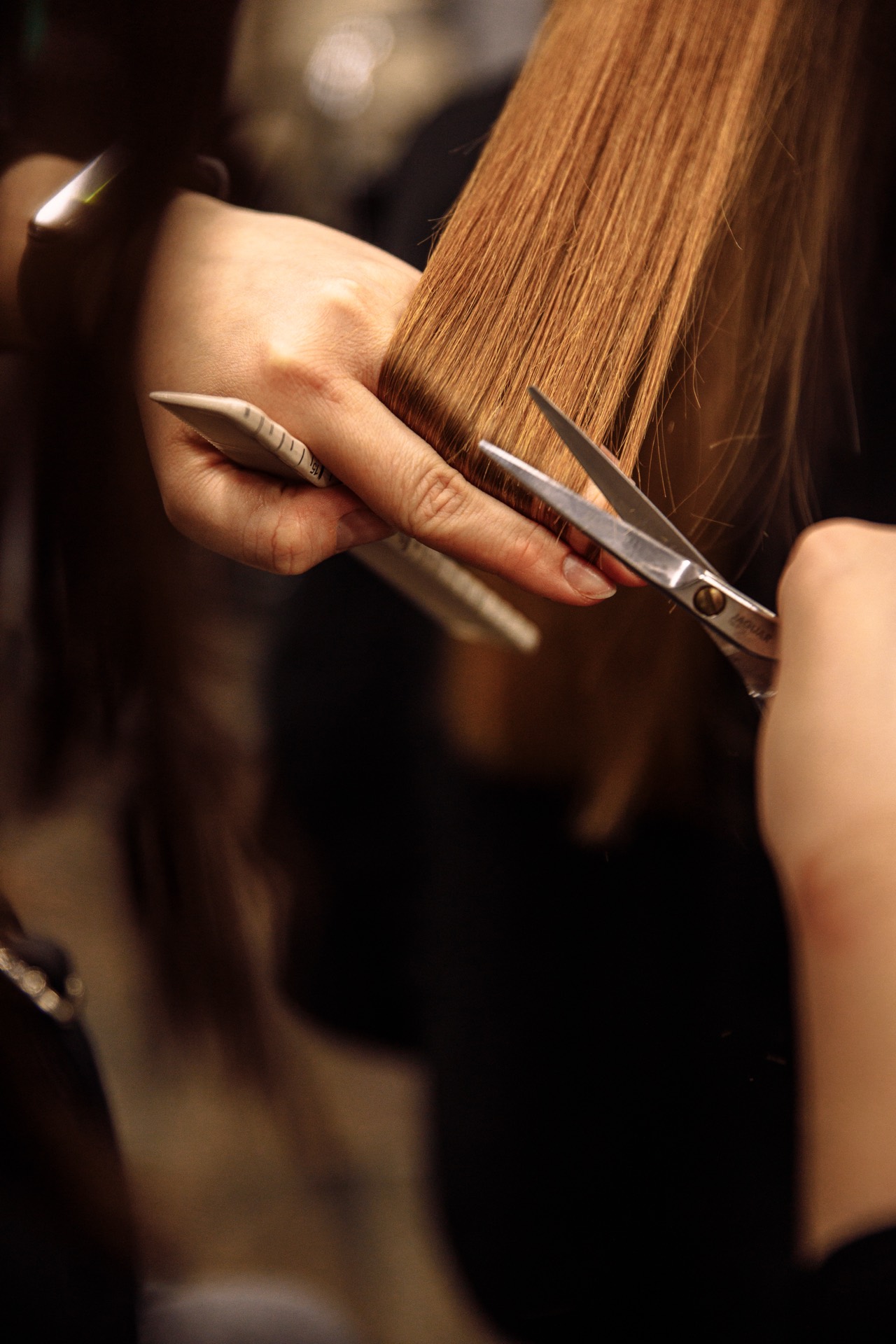 Coupe aux ciseaux en salon