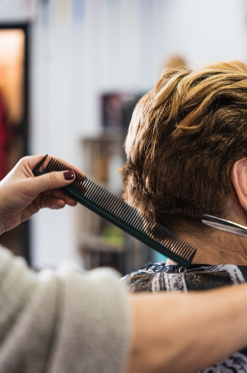 Coupe de cheveux courts en salon