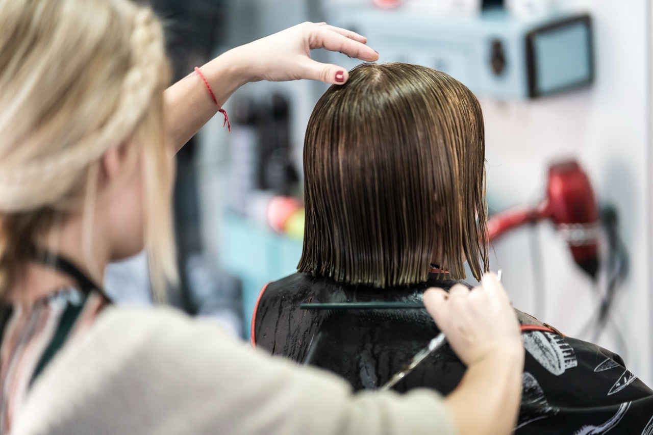 Coupe précise aux ciseaux en salon